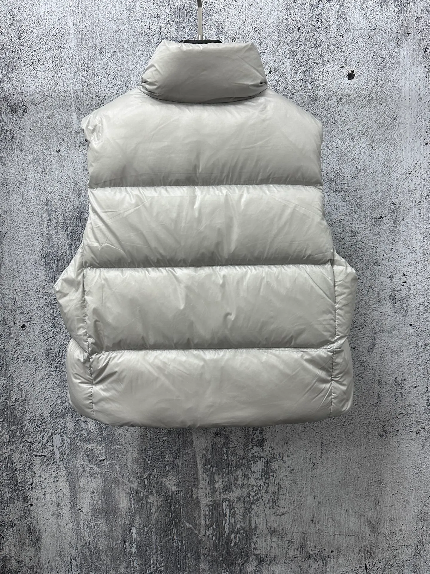 P560 [Canada Goose] Big Goose🦢Puff Down Vest has always been recognized as the warmest down jacket. Various Instagram celebrities, Internet celebrities, and celebrities often wear it for street photos. I make Canada Goose every year, but I still can't get rid of my love for it. No matter how cold the days are, there is no need to be afraid, because there is! Filled with 90% white duck down, it is the legendary warmest down jacket and is known as a must-have for Arctic outdoor sports! The most popular down jacket in the world, celebrities are rushing to buy it, it is a must-have! Size: XS-XL